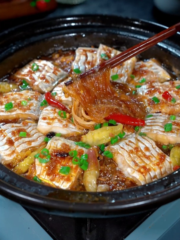 砂锅焗带鱼是温州非常热门的特色美食,酱香浓郁