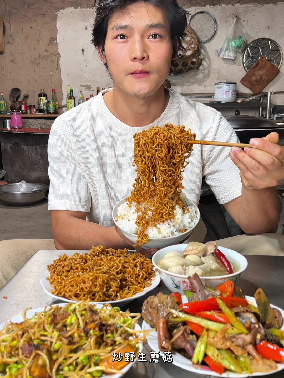 现在气候是秋天还是冬天,有点傻傻分不清,炒野生蘑菇黄豆芽安逸