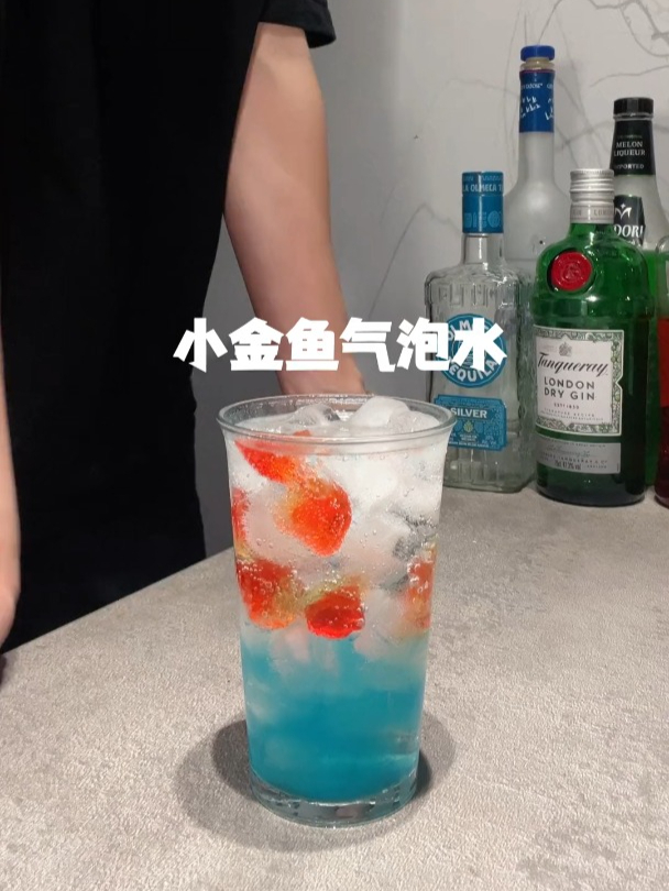 在酒杯里也可以养小金鱼,做了酒精版小金鱼气泡水