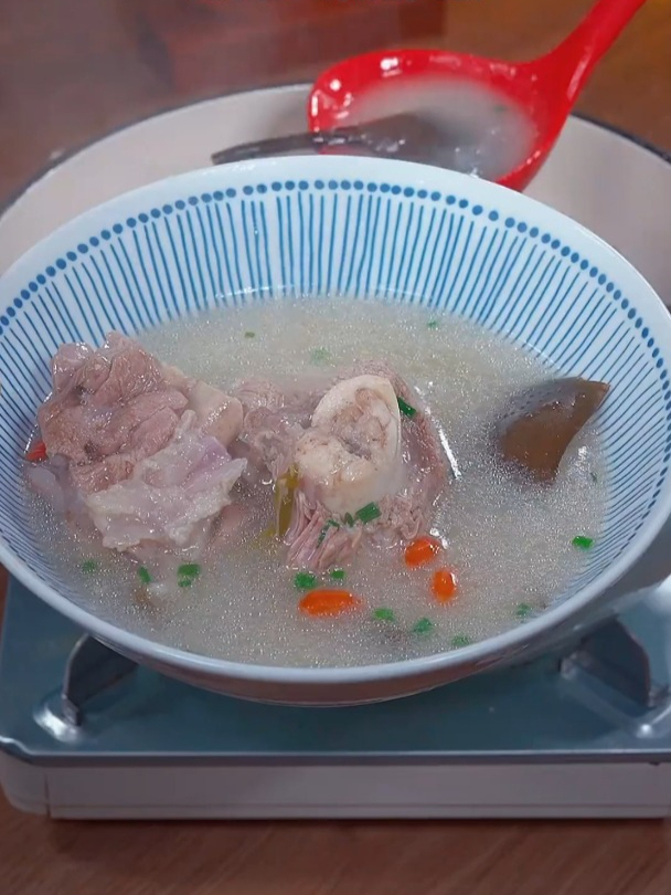 家里有小孩的就做骨头汤,汤白浓郁,味道鲜美