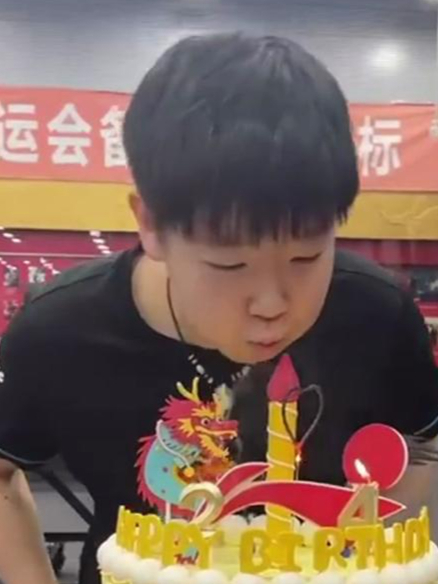 林诗栋太会了!喊孙颖莎留蛋糕发霉也要吃,网友:大头要吃醋了