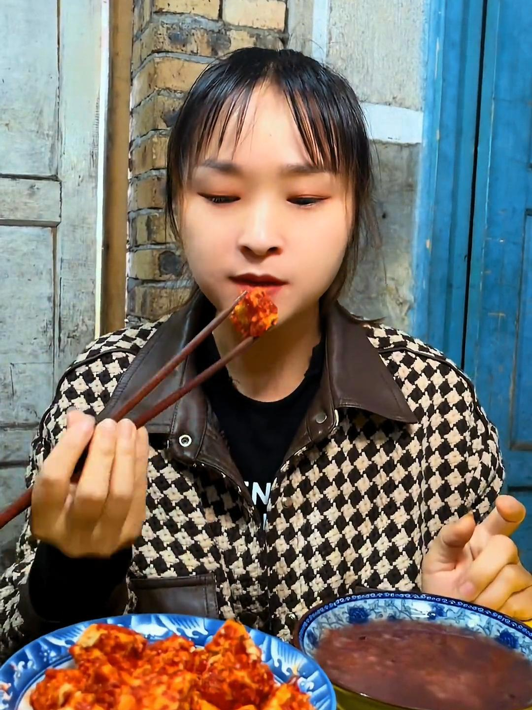 你们吃过这么正宗的霉豆腐吗?是地道的湖南口味,麻辣又鲜香