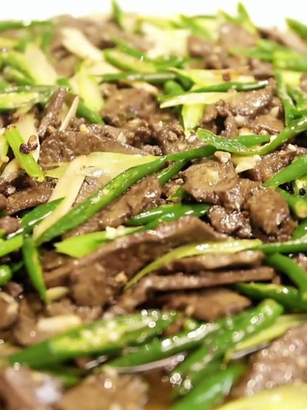 今天做一道一锅成菜的青壹色炒羊肝 清香麻辣味十足