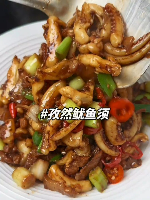 婆婆做的这道孜然鱿鱼须,没一会就吃光光了,香辣入味,很下饭!