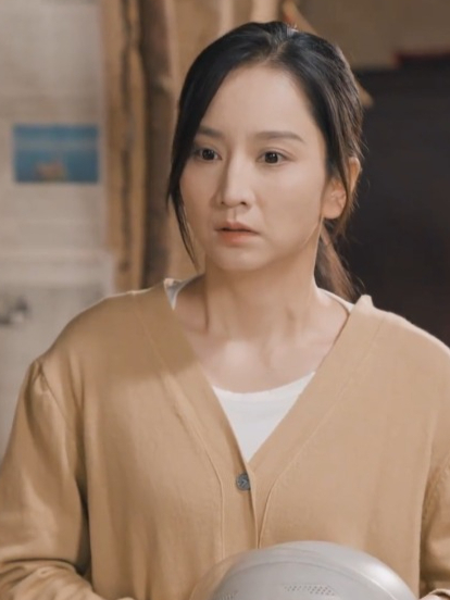 母亲吃饭都是四菜一汤,却只给女儿吃咸菜馒头