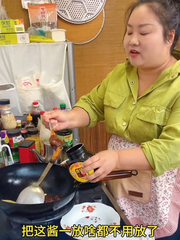 今天做了老妈最爱吃的干锅茶树菇鸡老妈直夸味道美得得