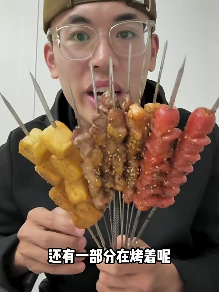 好久没吃烧烤了,羊肉串烤肠鱼豆腐吱吱冒油的大腰子