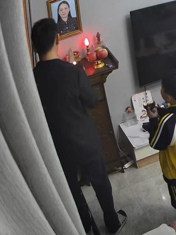 父亲和孩子给去世的妈妈过生日家,“给你买了你最喜欢吃的蛋糕”