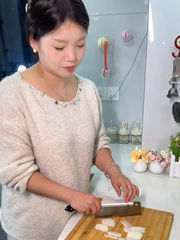 切菜剁肉一定要在刀背上安上“护手神器”,切冻肉剁骨头不费力!