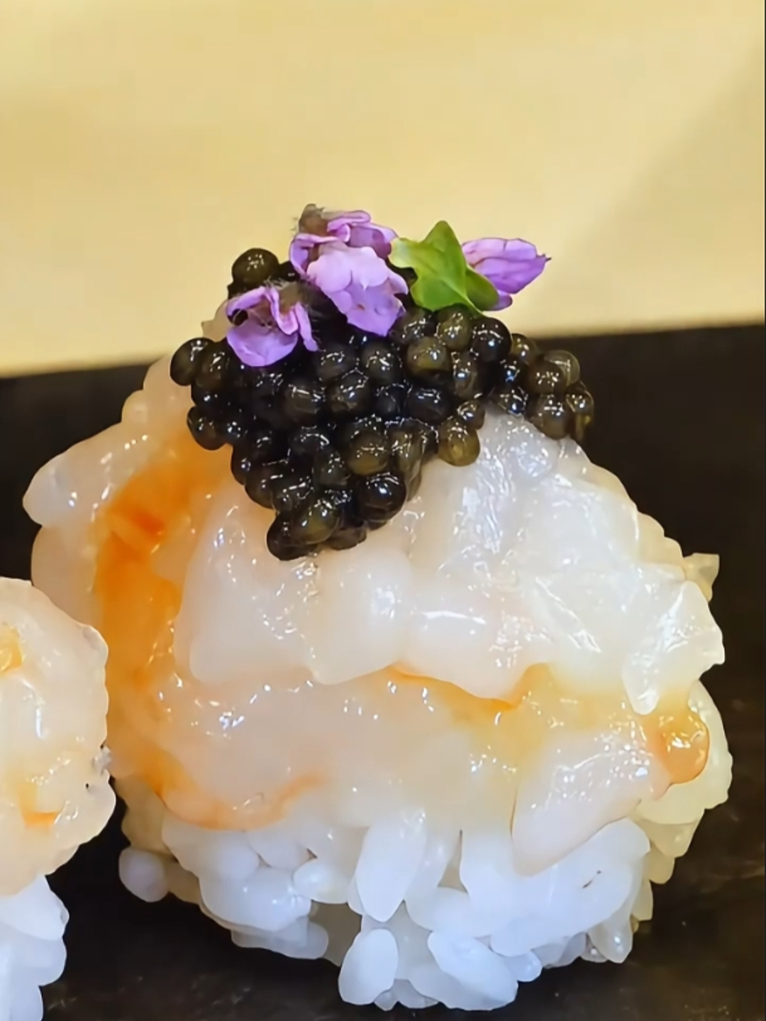 奢华与美味的碰撞!鱼子酱虾仁寿司,让你尝尽顶级美食!
