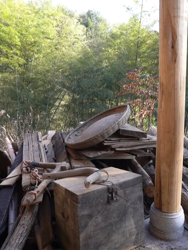 传统的熏腊肉方式,一个破木箱被改造后赋予了它新的生命