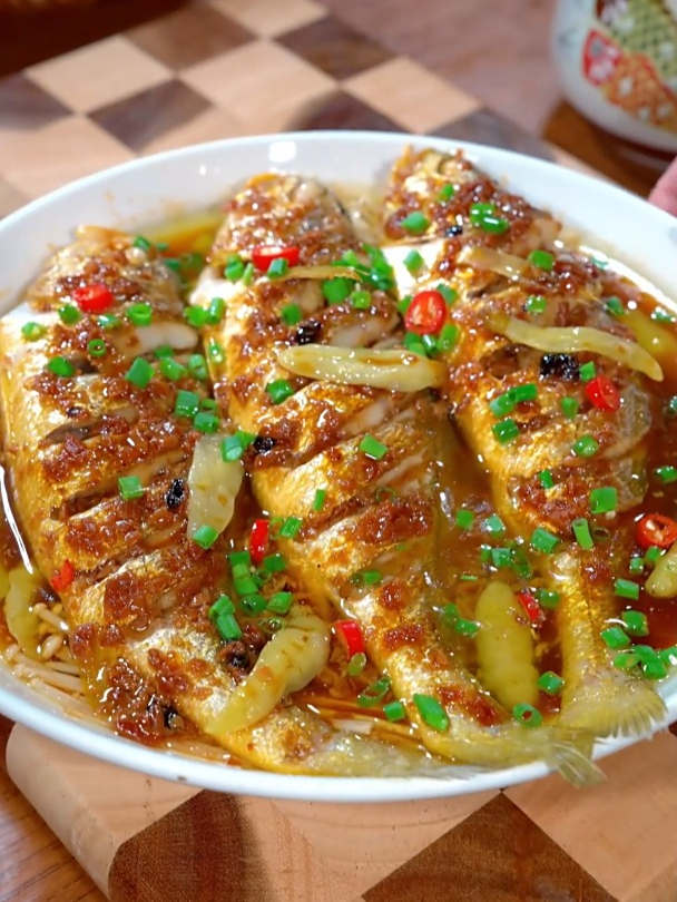 温州的酱椒黄鱼是一道非常受欢迎的特色菜,鲜香辣爽