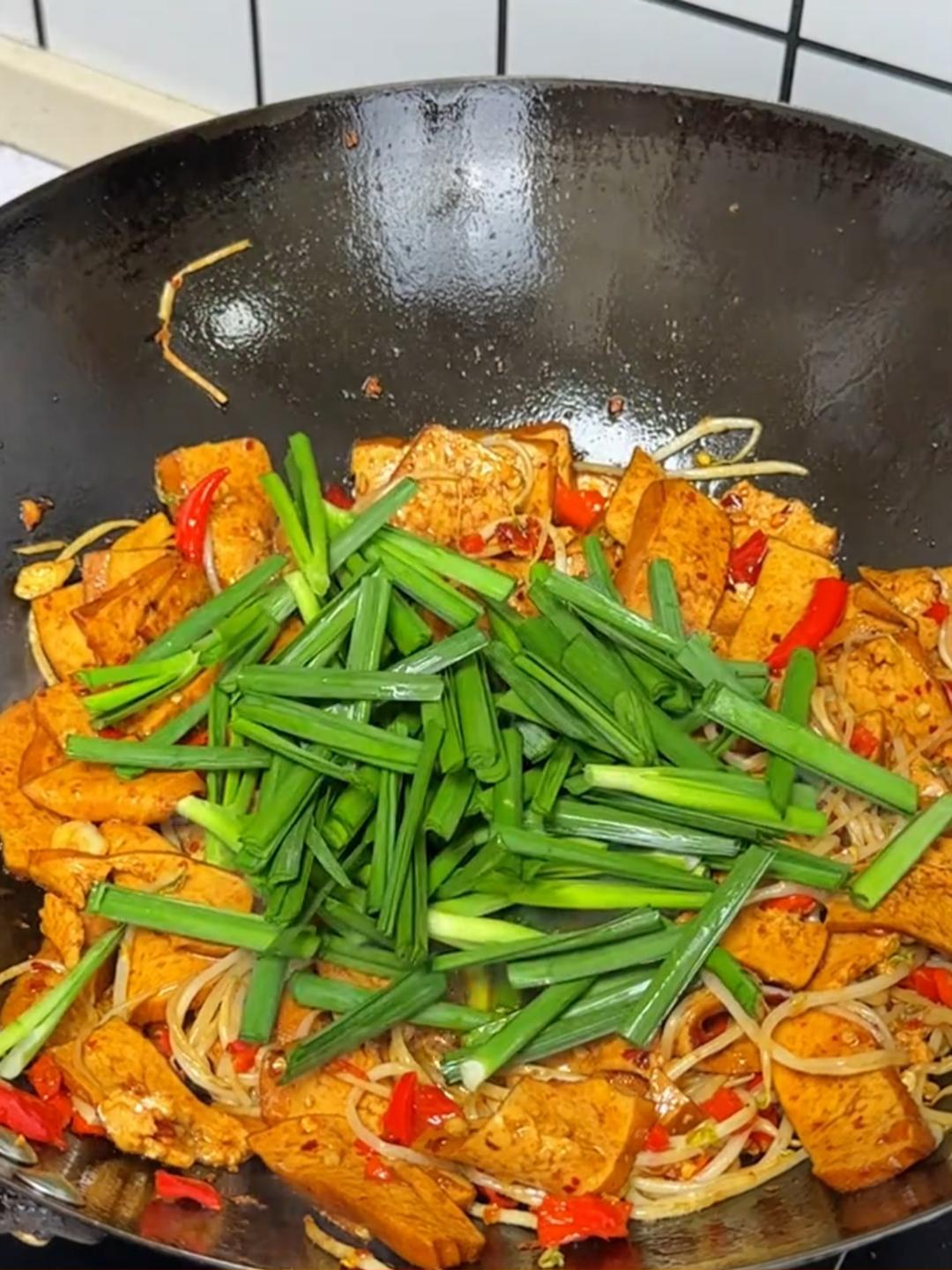 这道豆芽韭菜炒豆干,清淡爽口,减脂又营养!