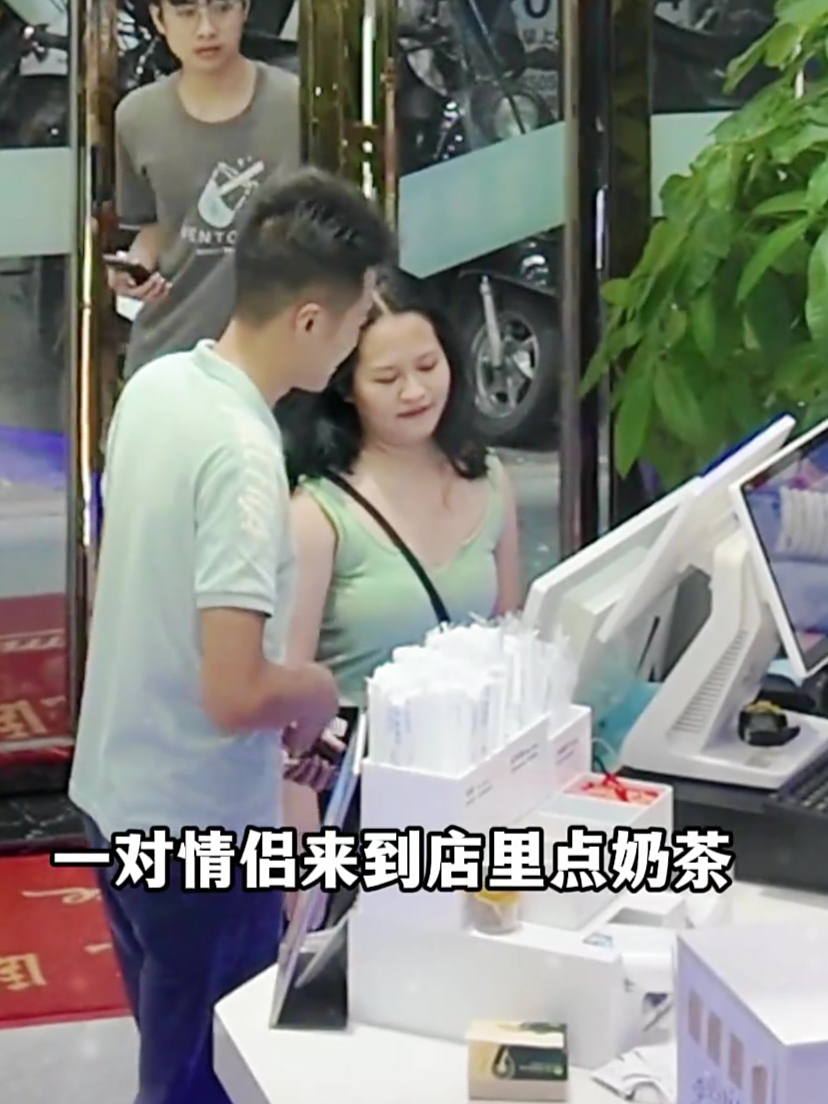 一对情侣来到店里喝奶茶,听到他们的对话让人特别的暖心