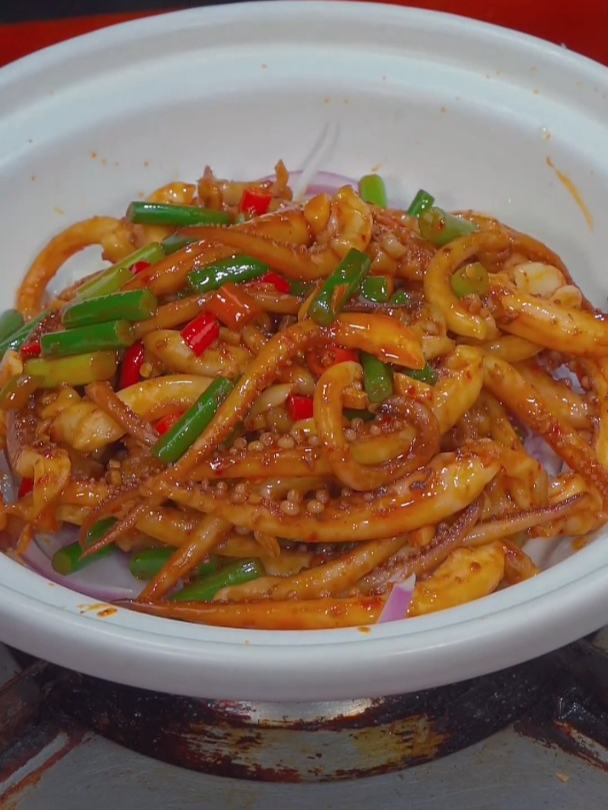 家庭版干锅鱿鱼须做法,香辣入味,好吃下饭