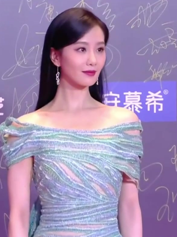 真正的倾国倾城!刘诗诗鱼尾裙走红毯,天鹅颈锁骨太优越丨尖叫夜