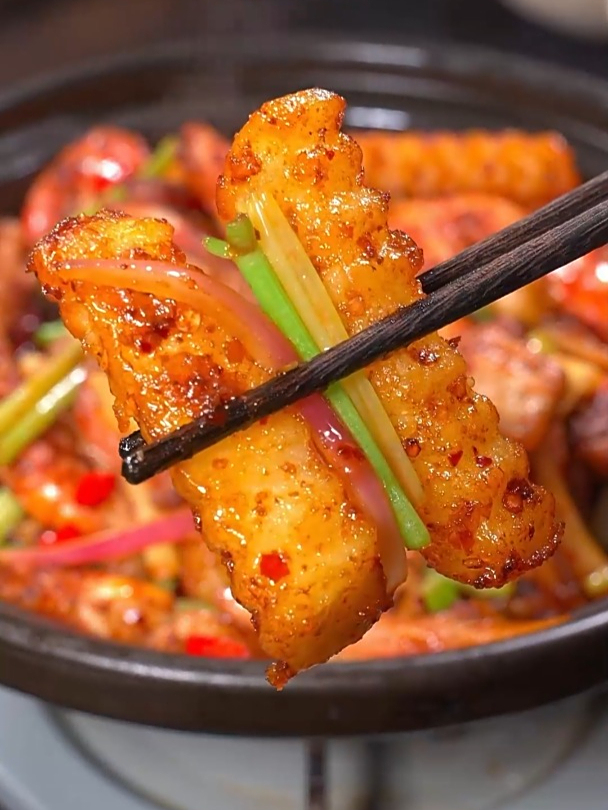 就这样一锅干锅香辣虾,香辣入味,下酒又下饭