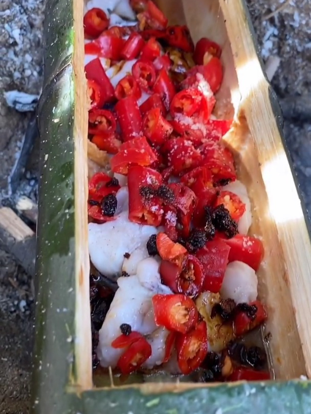 天气很好就给大家做个竹筒墨鱼,虽然配料少 但一样的快乐潇洒