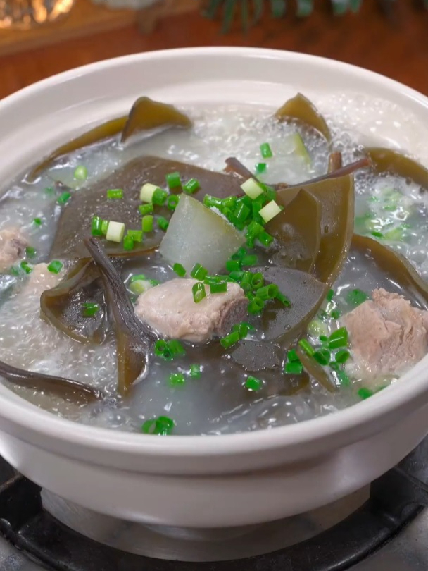 经常给家人安排这道海带头冬瓜排骨汤,口感清甜又鲜糯