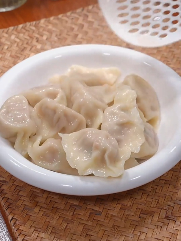 冬天吃藕胜过吃肉,这样做的莲藕猪肉馅饺子,鲜嫩多汁