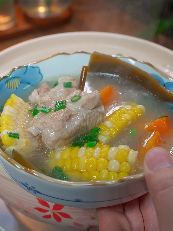 家里有孩子的,就多炖这个海带头排骨汤给家人喝,清甜软糯