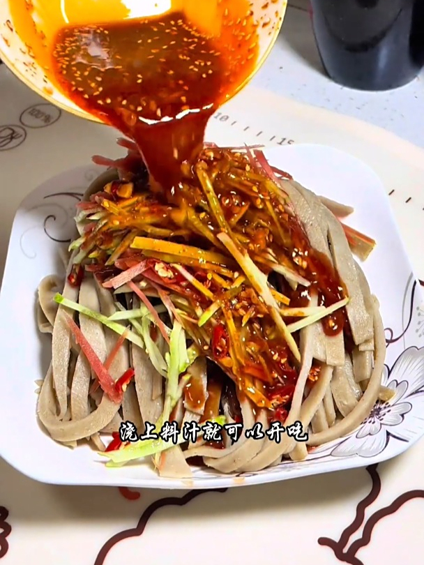 山西美食凉拌莜面,劲道爽口
