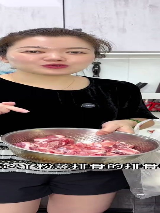 今天烧的粉蒸排骨,排骨软烂易脱骨,表面裹着蒸肉米粉和糯米