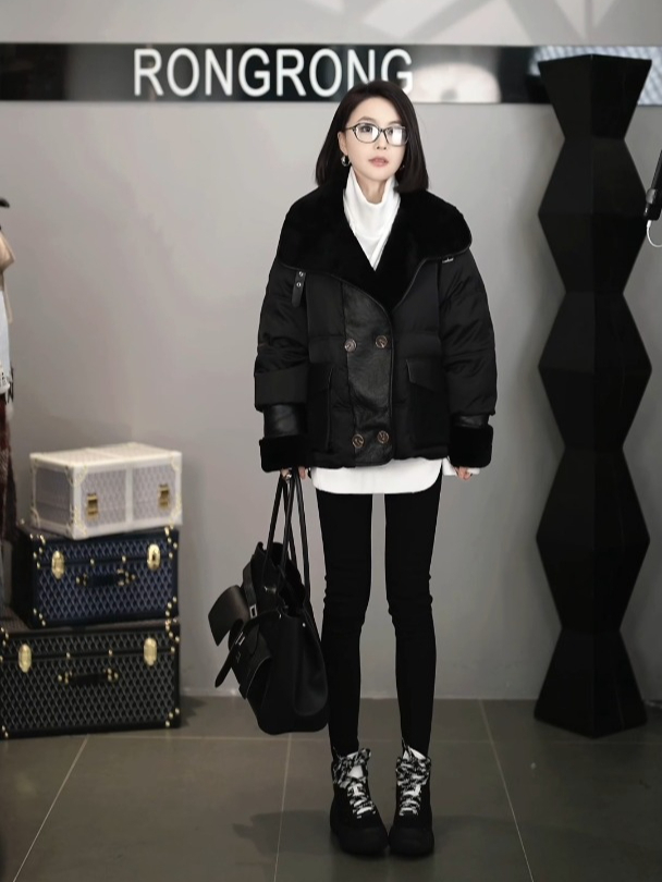 溶溶「墨夜千金」RONGRONG90白鹅绒桑蚕丝拼接皮毛一体羽绒服来啦
