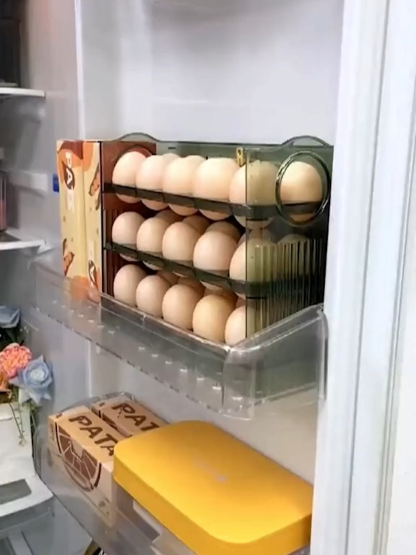放在侧门的鸡蛋收纳盒,多层可自动翻转,拿取方便节省空间!