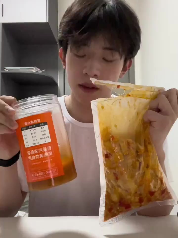 脱骨侠无骨鸡爪:肉厚紧实,酸辣舌尖美味劲爆之作