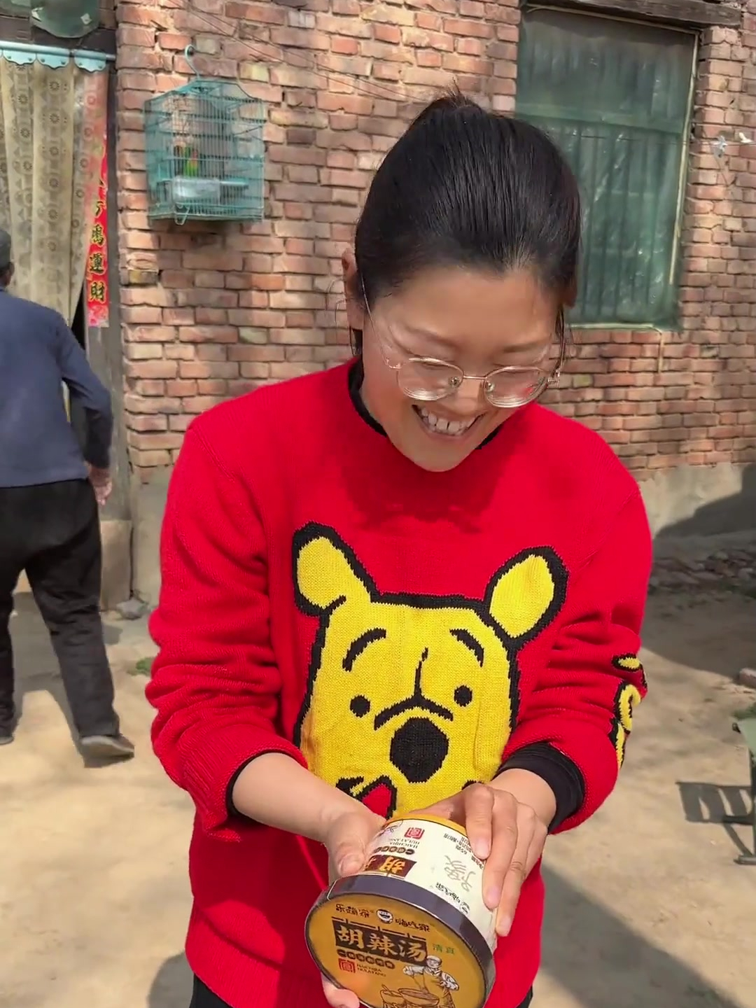 一口包子一口胡辣汤,喝的真得劲
