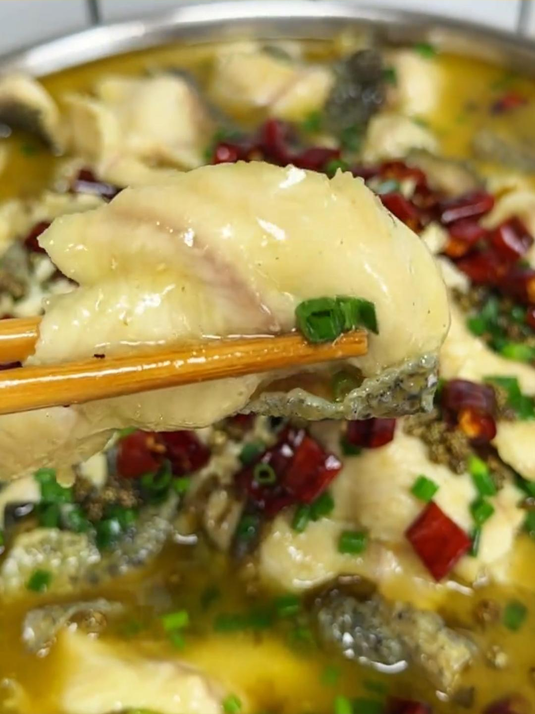 想开胃又下饭?试试这道酸菜鱼,酸辣可口,肉嫩汤鲜,超满足!