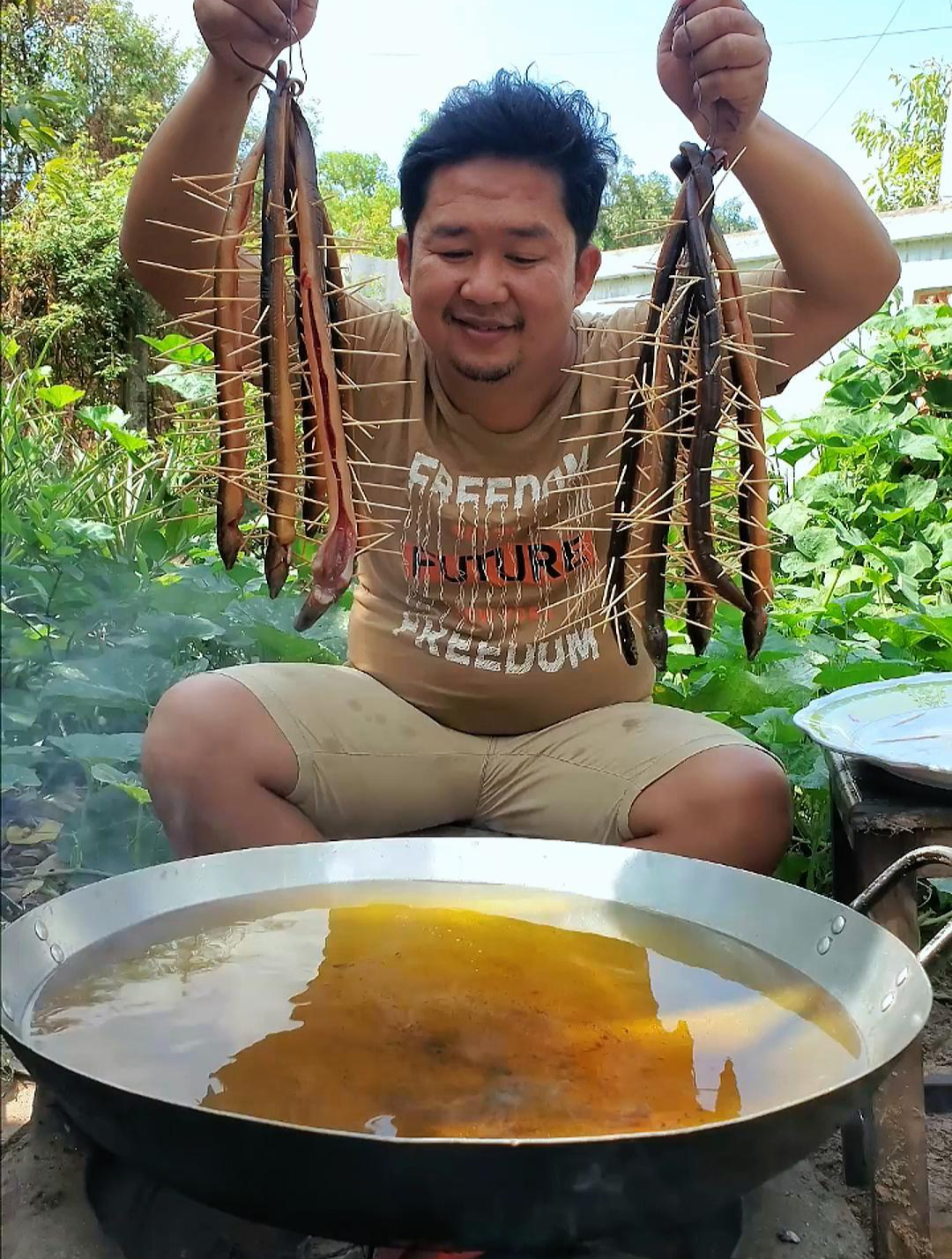 东南亚人做菜是有多疯狂,把10根满身插满牙签的大黄鳝直接油炸