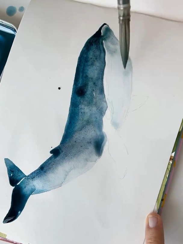 用水彩画水中游动的鲸鱼