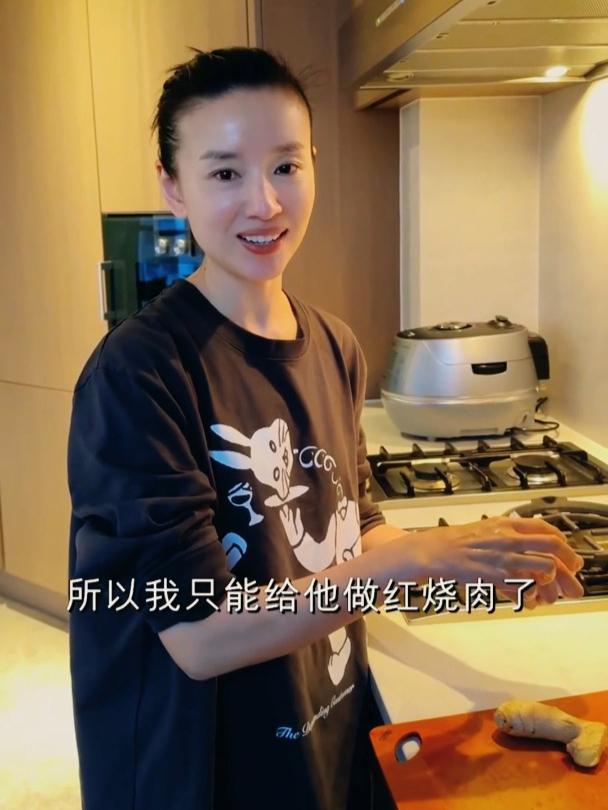 真的好爱看董洁做饭!看着好有食欲啊!2.0版红烧肉教给大家!
