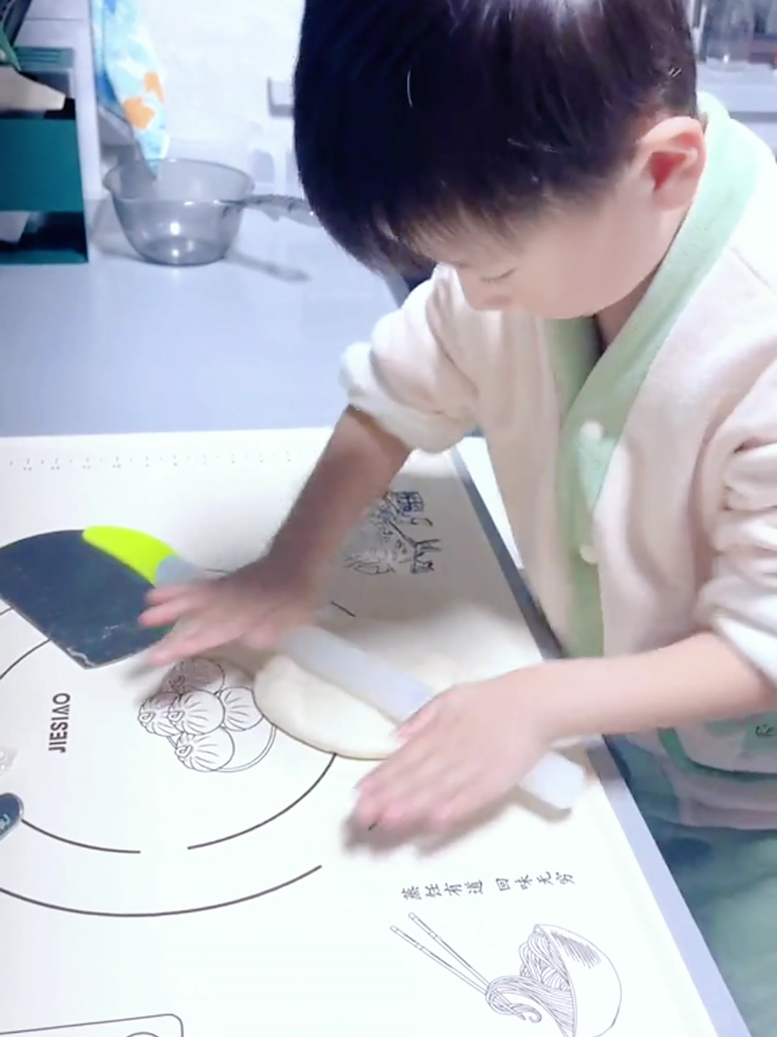 幼儿园要去郊游萌娃非要做饼带着,还警告爸爸不要偷吃