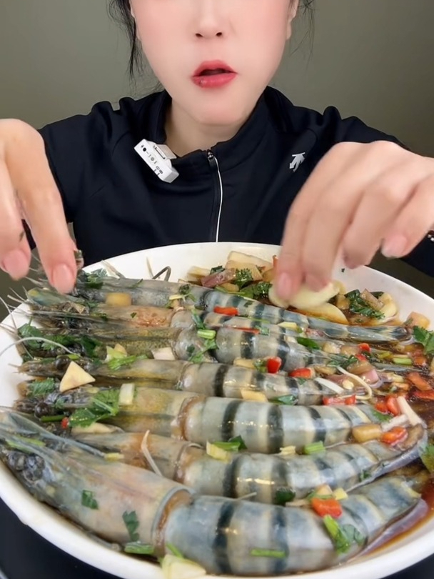 看这黑虎虾,鲜活美味太值得买啦