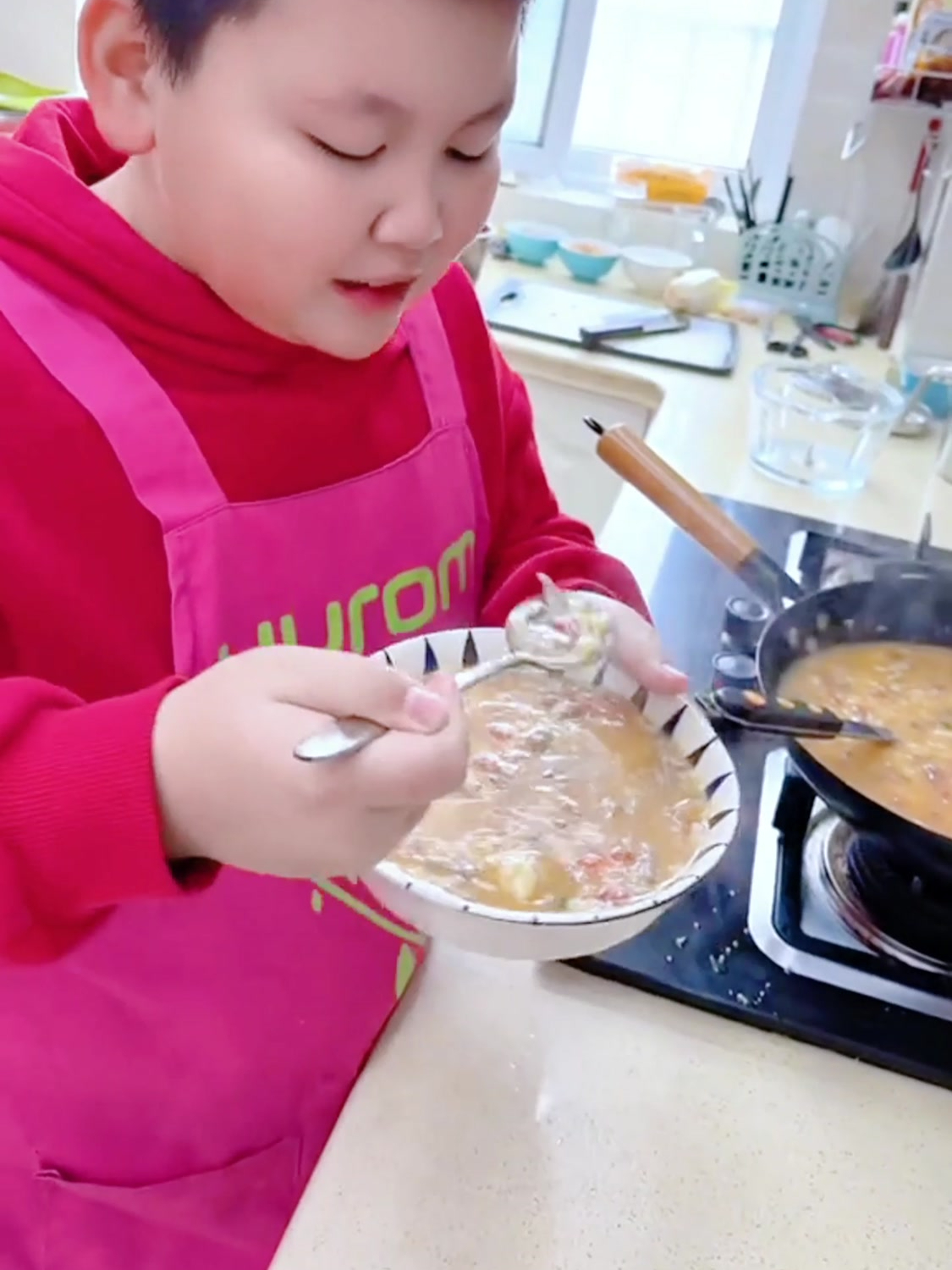 小孩哥用绞肉机做疙瘩汤,妈妈:这个方法绝了