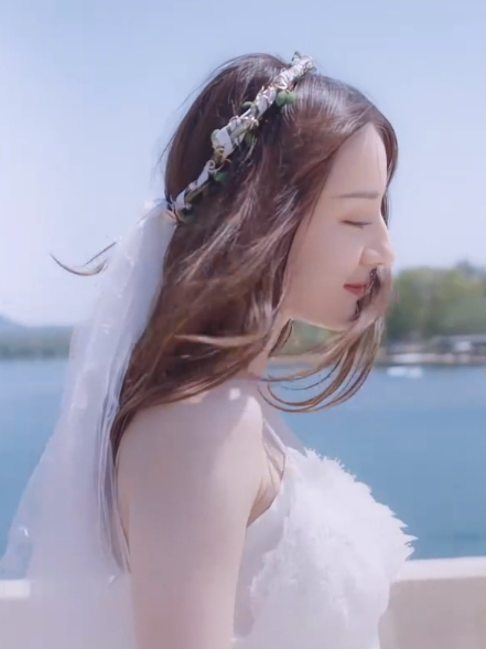 迪丽热巴换上白色婚纱,美的像下凡的仙女,不愧是新疆女神丨慢游