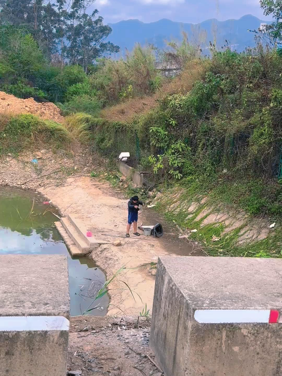 这小钓鱼佬羽绒服搭配短裤还有那小表情包要笑死我了