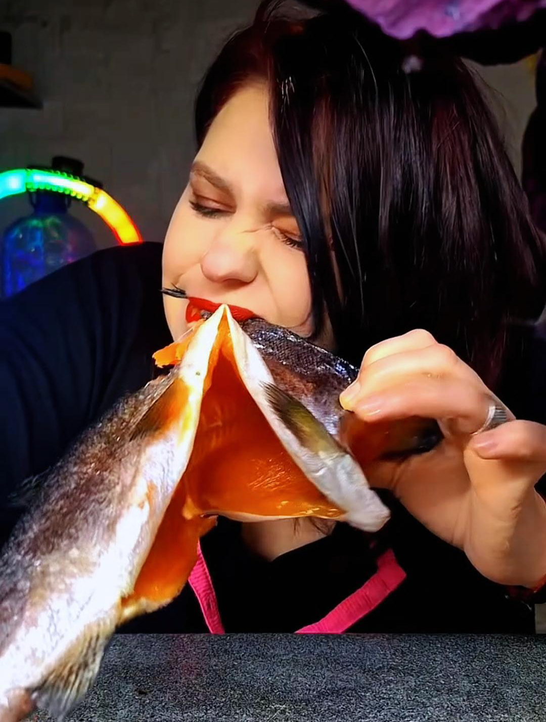 俄罗斯人都是如何花式吃烟熏鱼的,这种熏鱼应该很好吃吧