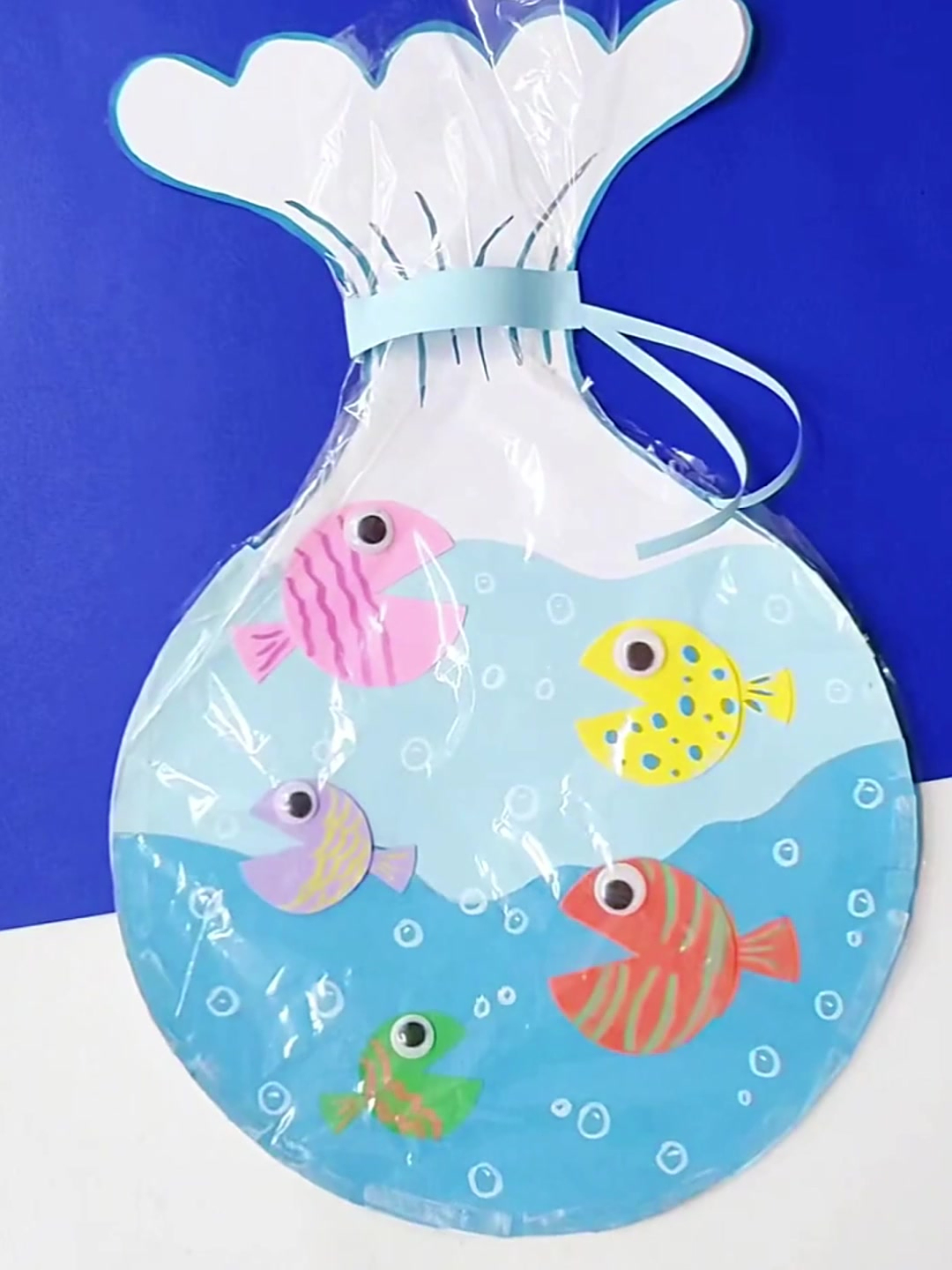 创意手工粘贴画—袋子里的小鱼