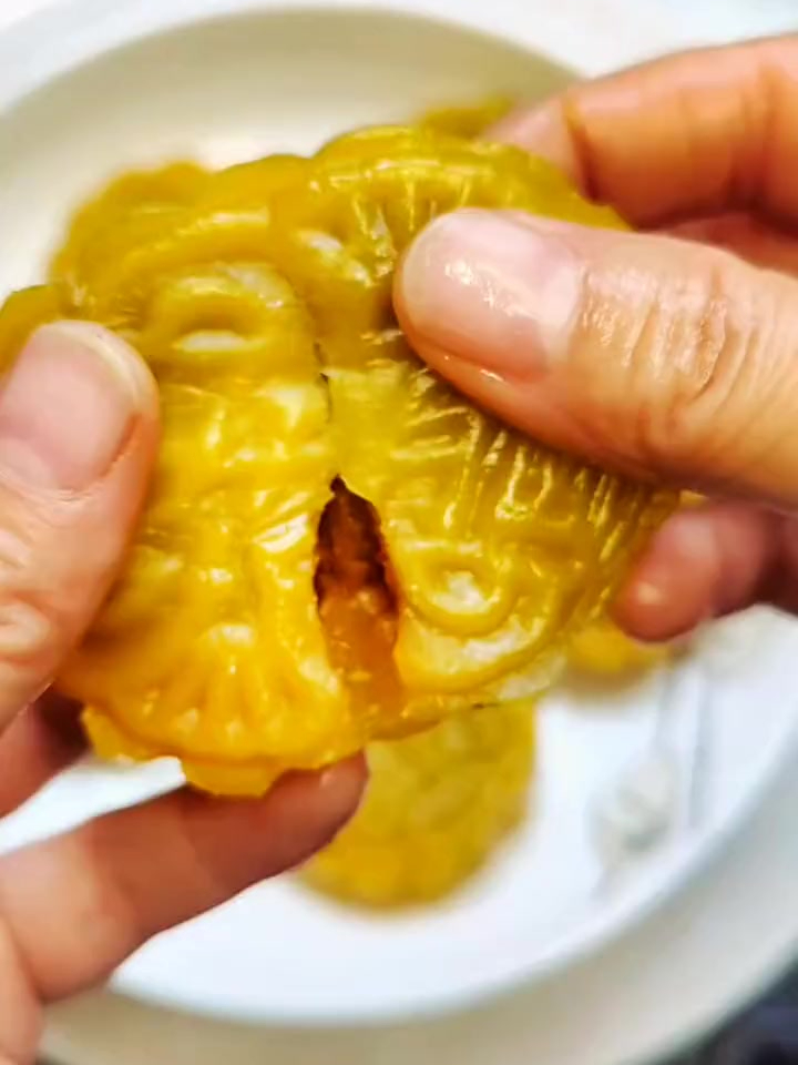 今天给大家分享一个简单好做还好吃的南瓜月饼,无添加无油
