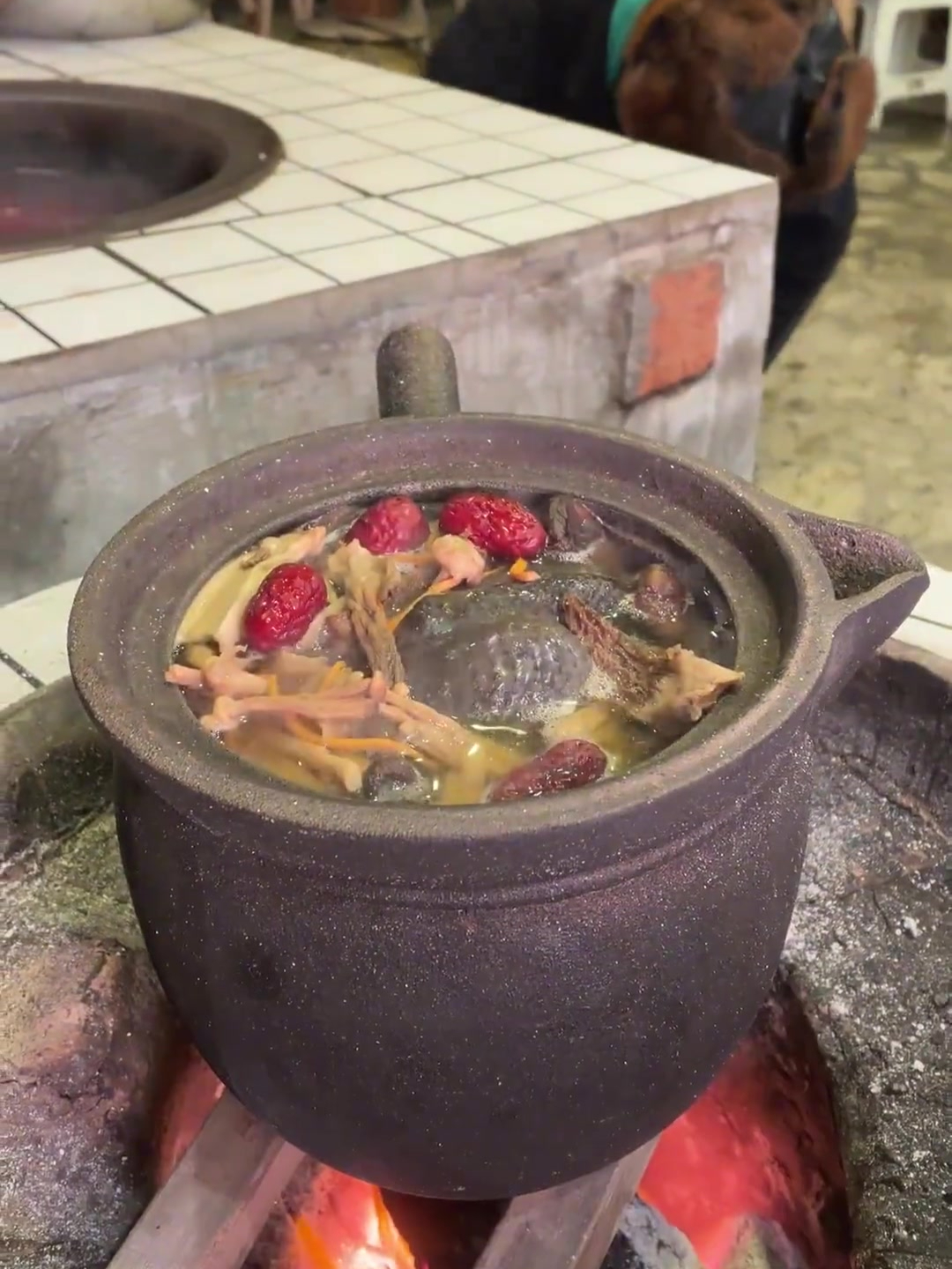 真男人吃的人参乌鸡汤,搭配个简简单单的羊血肥肠锅