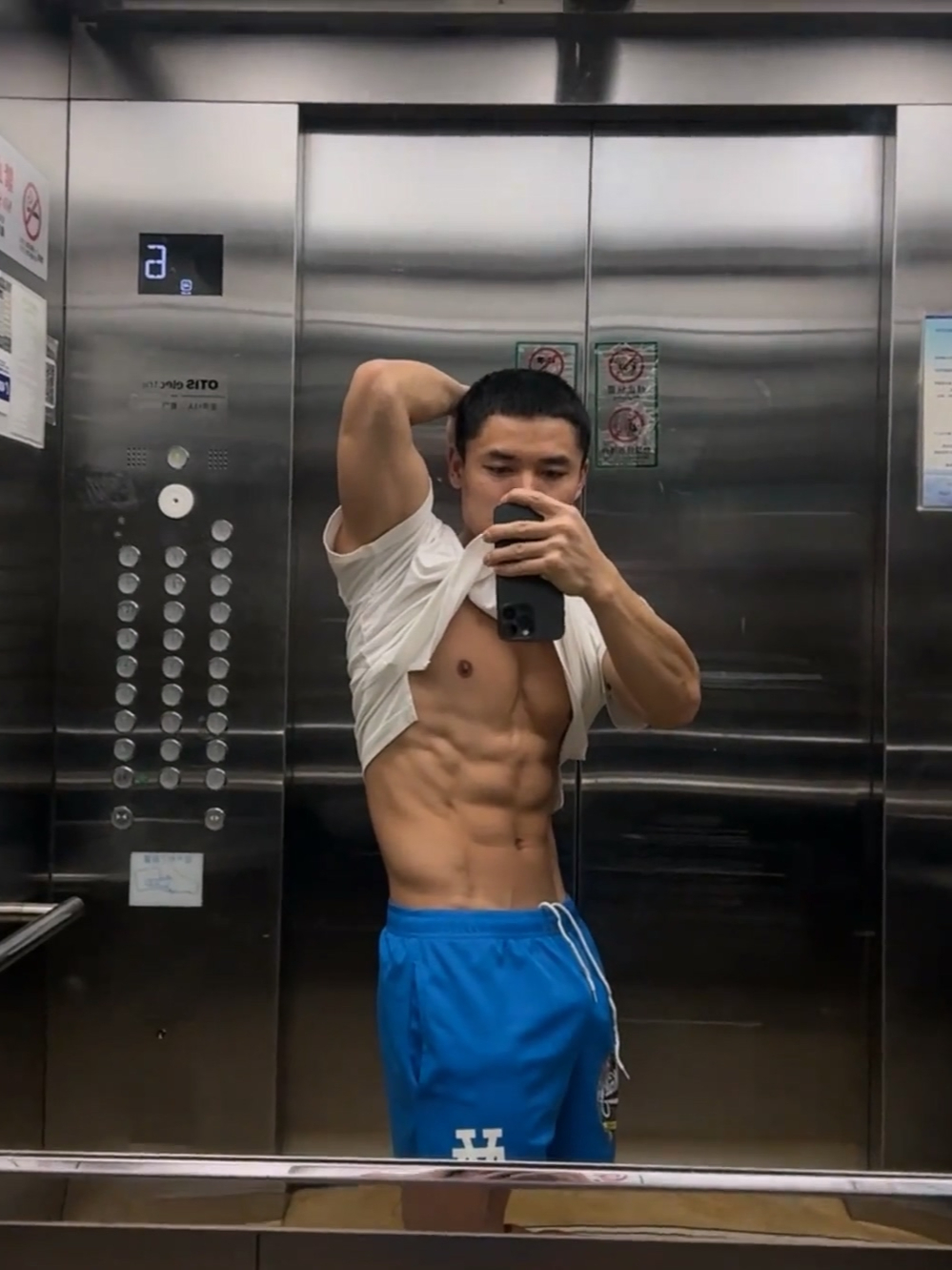 肌肉帅哥的日常训练