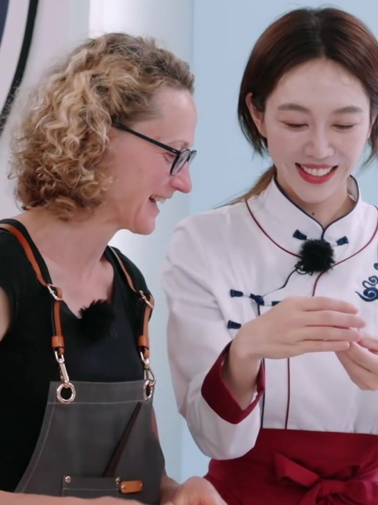 姜妍手把手,教外国人包饺子,姐姐太温柔!丨中餐厅8