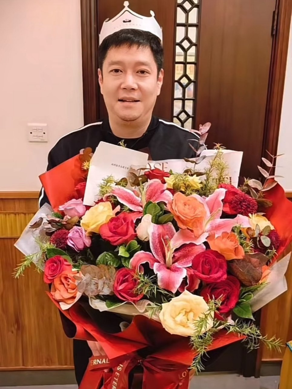 邱贻可生日快乐!吃黑天鹅蛋糕,售价过千,网友:希望是莎莎送的