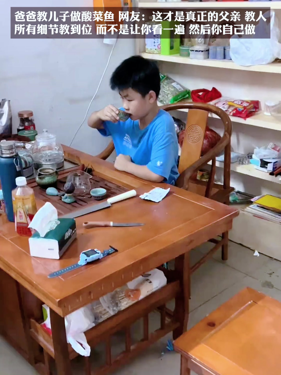 爸爸教儿子做酸菜鱼,网友:这才是真正的父亲,所有细节教到位