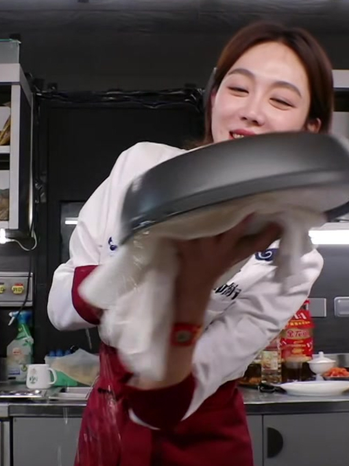 姜妍秀厨艺,一招经典翻锅,惊呆外国美女!丨中餐厅8