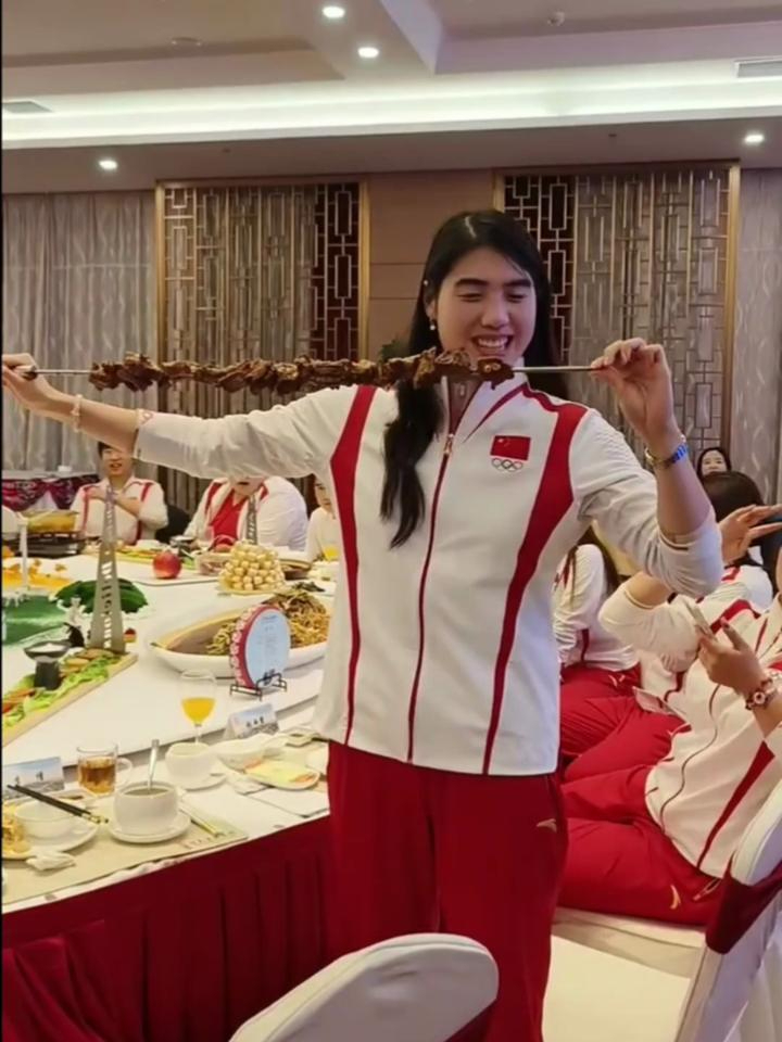 1米长的羊肉串你见过吗?张雨霏看到笑成表情包,拿着拍照合影